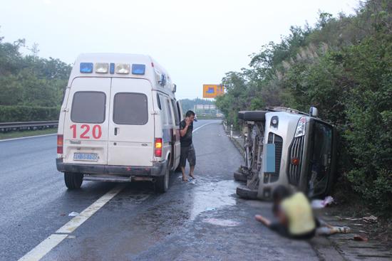 事故现场,妈妈抱着因车祸身亡的儿子