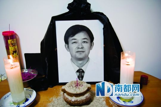 资料图:梁振涛的家属在福田的家里为他设了灵堂。南都记者 陈文才 摄