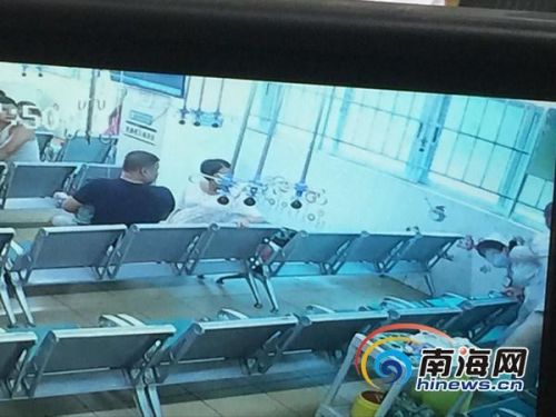 护士被殴打(右)