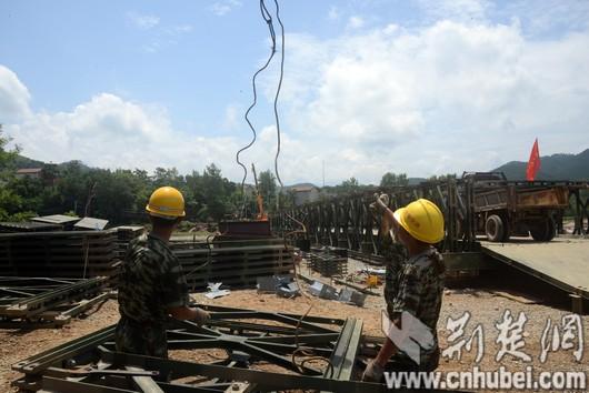 每一块桁架重800斤,官兵们在吊车的协助下施工。左边背影就是中暑前的王军杰.jpg 每一块桁架重800斤,官兵们在吊车的协助下施工。左边背影就是中暑前的王军杰.jpg