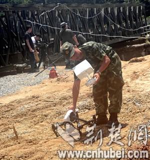 武警交通六支队士兵正在操作无人机侦察灾情2.jpg 武警交通六支队士兵正在操作无人机侦察灾情2.jpg