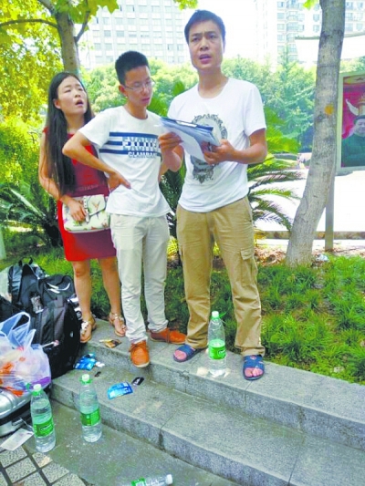 本地的中介早上组织人员集合,到晚上才发车