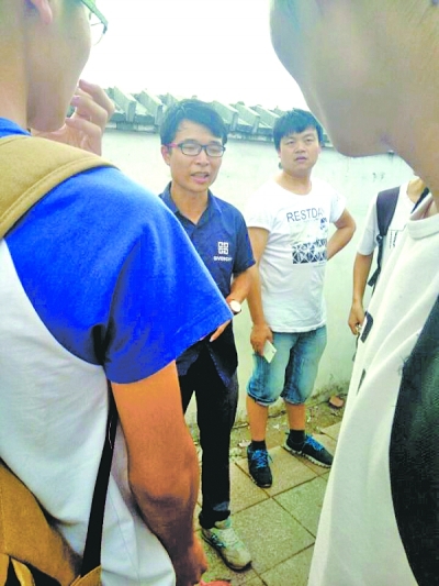 当地中介(图中黑衣男子和白衣男子)提出苛刻的待遇条件,希望学生们接受