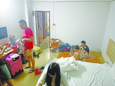 学生们为了省钱,不分男女挤住在当地小旅馆