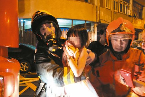 高雄市凤山区福祥街7层楼高的大楼8月30日凌晨2点8分发生火警,消防人员抢救受困民众。台湾《联合报》记者刘星君/摄影