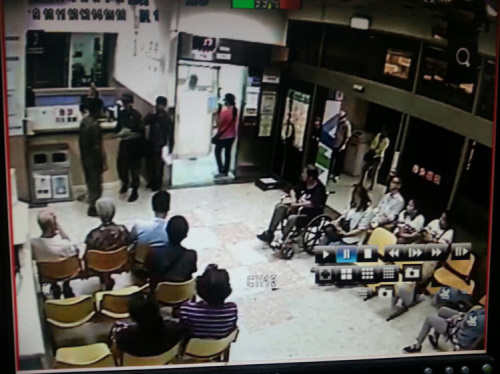 台陆军542旅北测中心,进行实弹射击演练,一名许姓驾驶手,不慎眼睛受到烟尘波及,送医急救。记者林麒玮╱翻摄
